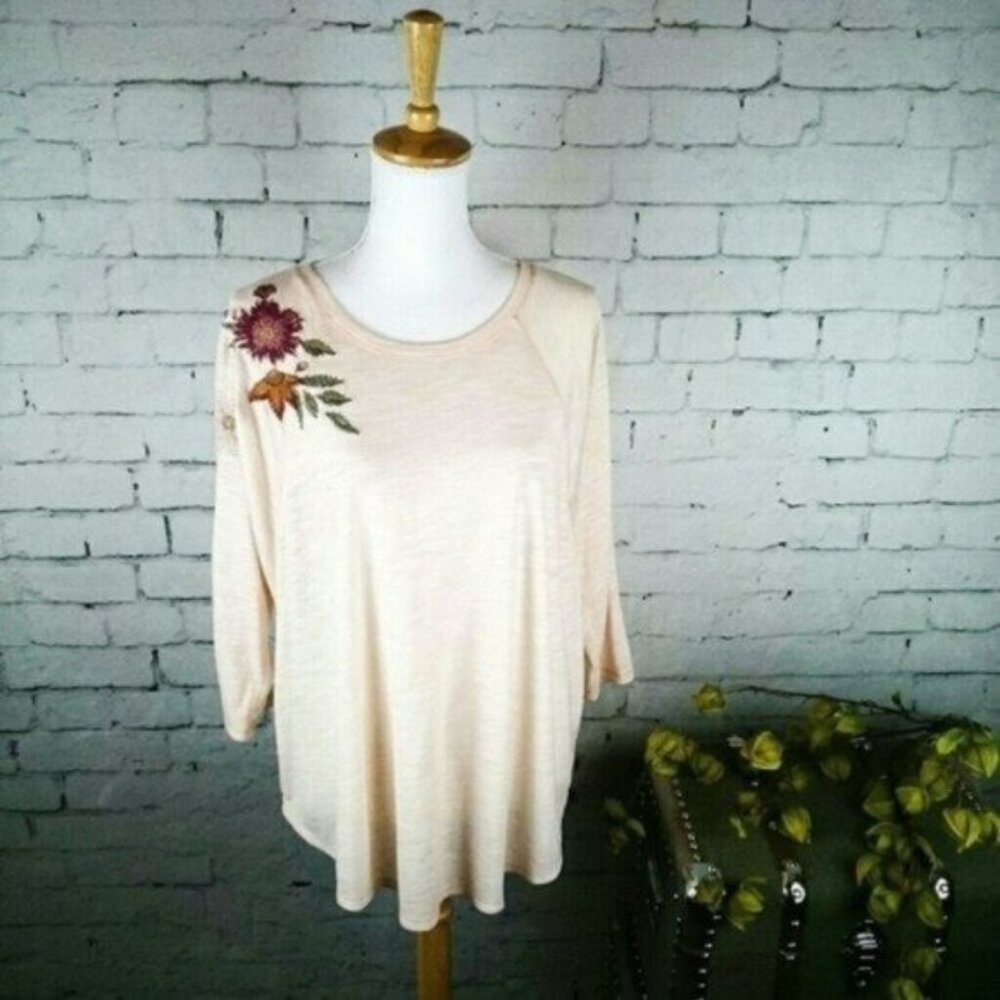 Standard Grace Embroidered 3/4 Sleeve Top Small